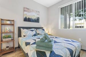 Giường trong phòng chung tại Luxurious 2Bed 2Bath Retreat in Prestigious Irvine +30 ảnh