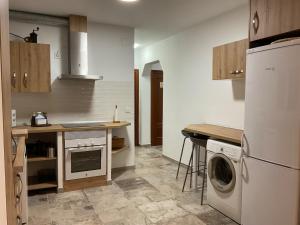 una cocina con lavadora y lavadora en Casa Rural Las Matillas, en Riópar 23 fotos más