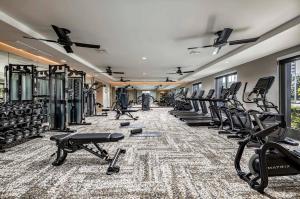 Phòng/tiện nghi tập thể dục tại Luxurious 2Bed 2Bath Retreat in Prestigious Irvine