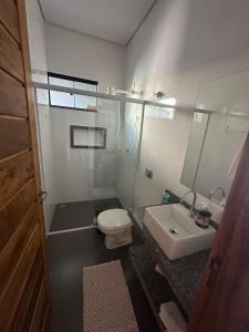 un baño con inodoro y lavabo en Casa vaga 2 carros ou caminhonete, 2 quartos, espaçosa, completa para 8 pessoas, en Sinop