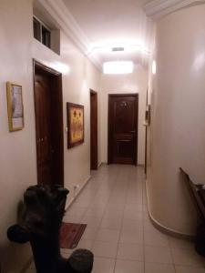 达喀尔MySuiteStays Keyless 3Bed Apt in Sacre Coeur的走廊里，一只狗站在房间中央。