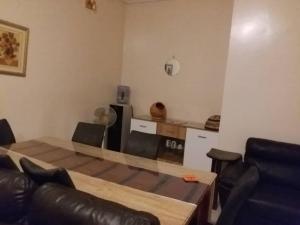 达喀尔MySuiteStays Keyless 3Bed Apt in Sacre Coeur的客厅里有一张沙发和一张桌子。