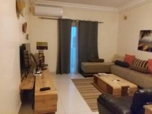 达喀尔MySuiteStays Keyless 3Bed Apt in Sacre Coeur的带沙发和咖啡桌的客厅