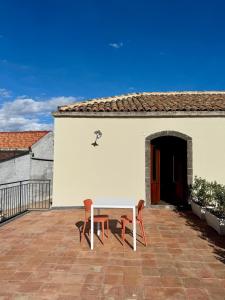 een tafel en 2 stoelen op een patio bij Casa e Cori in Acireale