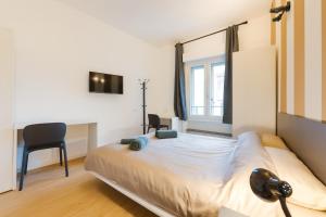 a bedroom with a bed and a desk and a window at BonB 127 c7-c8 in Padova
