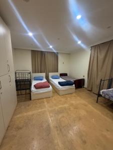 Un pat sau paturi într-o cameră la Rova Home & Hostel