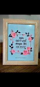 欧鲁普雷图Cantinho Mineiro Quarto Privativo 520M Do Centro的一张镶有粉色玫瑰花的相框照片