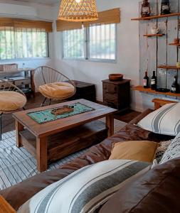 een woonkamer met een bank en een salontafel bij Quinta isleña Monte Blanco - Pileta - Domingos Checkout 17 hs in Tigre