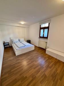 黑措根奥拉赫Herzo City Apartment - bis zu 8 Personen - 4 Schlafzimmer - Innenstadt的带床和木地板的卧室