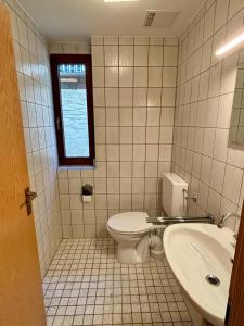 黑措根奥拉赫Herzo City Apartment - bis zu 8 Personen - 4 Schlafzimmer - Innenstadt的带马桶和水槽的浴室