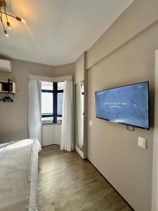 福塔莱萨1155 golden 55m2 1 quarto frente mar avenida beira mar的卧室配有壁挂式平面电视。 更多14张照片