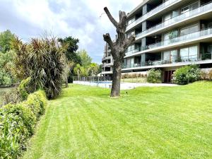 Κήπος έξω από το Depto Alassio 2 ambiente con parilla