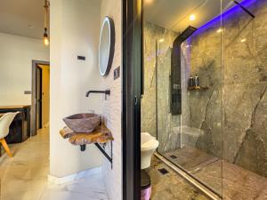 Ένα μπάνιο στο Melina's Urban Luxury Apt in Chania centre +57 φωτογραφίες