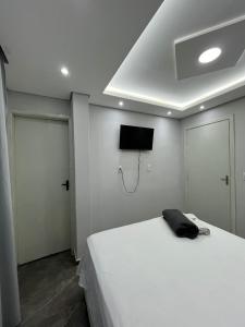 a bedroom with a bed and a tv on the wall at Maxi Palace hotel in Capitão Leônidas Marques