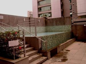 Beautiful apartment in Vila da Serra في نوفا ليما: مسبح في مبنى به درج