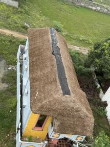 Pūrnānkuppamにあるle hut residencyの茅葺き屋根の家屋