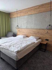 a bedroom with a large bed and two lamps at Czarna Perła Apartamenty Czarna Góra 512 in Sienna