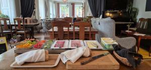 uma mesa com alguma comida em cima em Slitebadens Annex em Slite