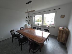 ein Esszimmer mit einem Holztisch und Stühlen in der Unterkunft Nestwerk Solide L16-03 in Biberach an der Riß