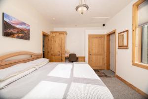 ein Schlafzimmer mit einem großen weißen Bett und einem Schreibtisch in der Unterkunft Slopeside in Brighton