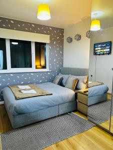 un dormitorio con una cama y un sofá en Modern 2 Bed Apartment with Free Parking, en Coventry