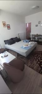 zwei Betten nebeneinander in einem Zimmer in der Unterkunft Irma in Tuzla