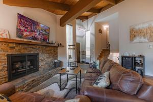 een woonkamer met een bank en een open haard bij Spooner Summit For 6ppl in Tahoe Village