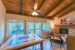 een woonkamer met een plafondventilator en een tafel bij Spooner Summit For 6ppl in Tahoe Village