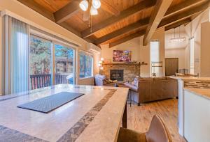 een woonkamer met een grote tafel en een open haard bij Spooner Summit For 6ppl in Tahoe Village