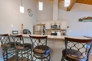 een keuken met een aanrecht met vier barkrukken bij Spooner Summit For 6ppl in Tahoe Village