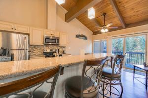een keuken met een aanrecht met barkrukken bij Spooner Summit For 6ppl in Tahoe Village +14 foto's