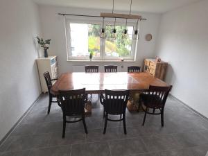 ein Esszimmer mit einem Holztisch und Stühlen in der Unterkunft Nestwerk Solide L16-02 in Biberach an der Riß