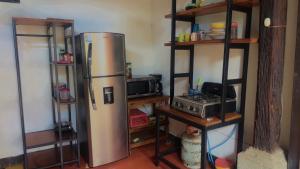 una cucina con frigorifero e forno a microonde di Hostal Casa La Merced a Antigua Guatemala Altre 25 foto