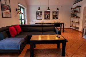 a living room with a couch and a table at Mały Domek w Górach Sowich in Pieszyce