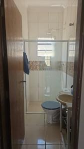 een kleine badkamer met toilet en wastafel bij Casa com dois quartos em Itanhaém in Itanhaém +2 foto's