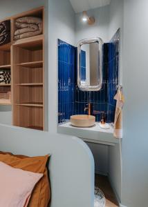 un baño con lavabo y espejo en Design Lodge - It Sluske New 2025, en Raerd