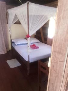 een slaapkamer met een hemelbed bij Antafondro Lodge in Sainte Marie