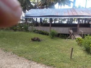 een huis met een tuinhuisje in een tuin bij Antafondro Lodge in Sainte Marie