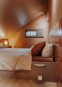un dormitorio con una cama en una habitación en Design Lodge - It Sluske New 2025, en Raerd