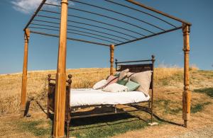 Postel nebo postele na pokoji v ubytování Tiny House Respiro Glamping + 52 fotografií