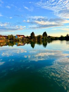 ein Blick auf einen See mit einem Haus im Hintergrund in der Unterkunft Seehaus 22- Lake house with private beach in Grafenwörth + 35 Fotos