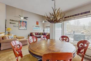 爱德华兹Vail Valley Condo的配有木桌椅的餐厅