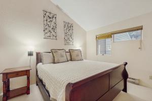 爱德华兹Vail Valley Condo的一间卧室配有一张床、床头柜和窗户