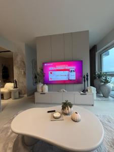 Μια τηλεόραση ή/και κέντρο ψυχαγωγίας στο ZŁOTA PLAŻA BOSZKOWO APARTAMENT KASZMIROWY DE LUXE nr 15