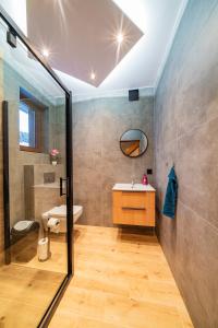 een badkamer met een wastafel en een spiegel bij Burnosówka in Nowy Targ +112 foto's
