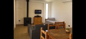 un soggiorno con un divano e un tavolo di Finca131 a Necochea