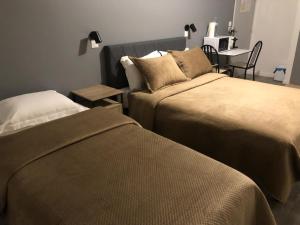 朗布依埃Hôtel Saint - Charles的一间带两张床和一张桌子的酒店房间 更多19张照片