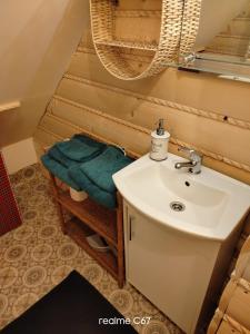 un baño con lavabo y espejo en Cud Miód, en Wisła 58 fotos más