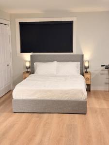 Ένα ή περισσότερα κρεβάτια σε δωμάτιο στο Huge Private Suite with Pool Table, Sauna & Fire Pit +17 φωτογραφίες