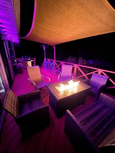 Χώρος καθιστικού στο Huge Private Suite with Pool Table, Sauna & Fire Pit